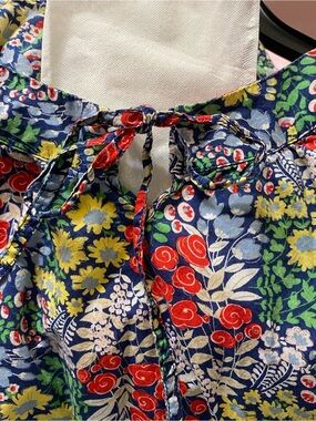 Tommy Hilfiger Cotton floral short sleeve pullover Shirt. Keyhole Front W/Tie.